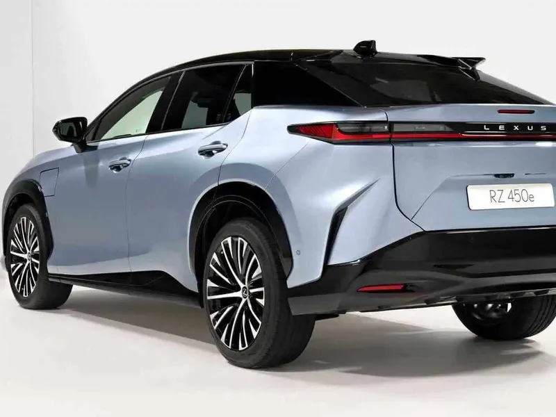Новий електромобіль Lexus RZ450e DIRECT4 Indulgence – Фото екстер'єру під кутом ззаду