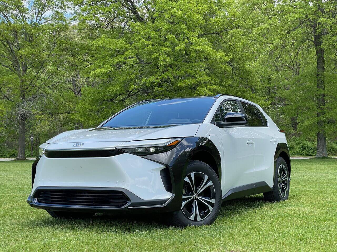 Toyota bZ4X купити в Києві та в Україні. Електромобіль Тойота бЗ4х: Характеристики. Комплектації. Ціни.