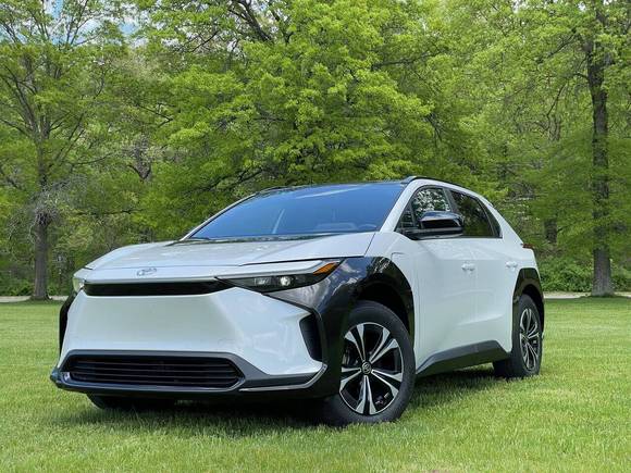 Toyota bZ4X купити в Києві та в Україні. Електромобіль Тойота бЗ4х: Характеристики. Комплектації. Ціни.